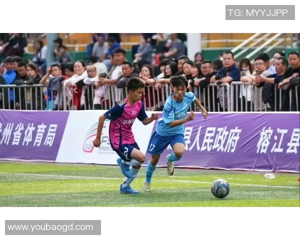 球星爸爸与孩子足球场上互动尽显亲子时光，温馨又有趣