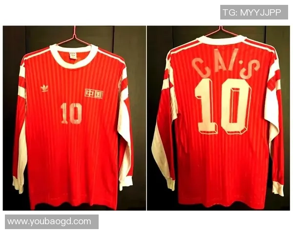 红色四号球衣代表的足球传奇人物与他不为人知的故事